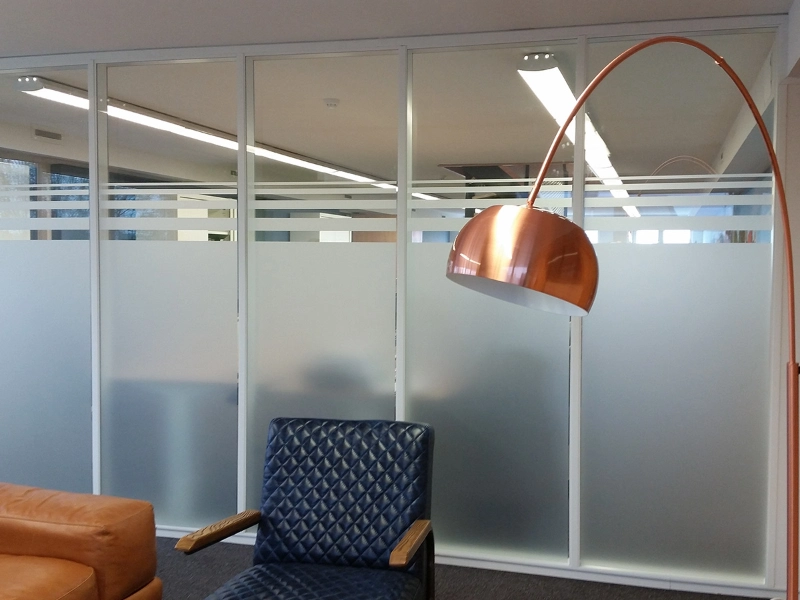 Waarom raamfolie gebruiken voor woning en werkomgeving?